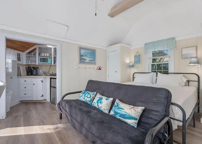 Cozy Cape Getaway For Two At The Sea Rose