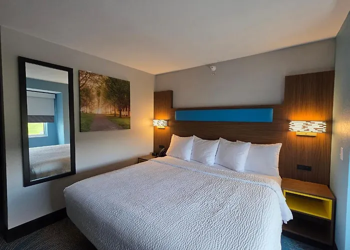 Days Inn & Suites By Wyndham Brandon Amphitheater