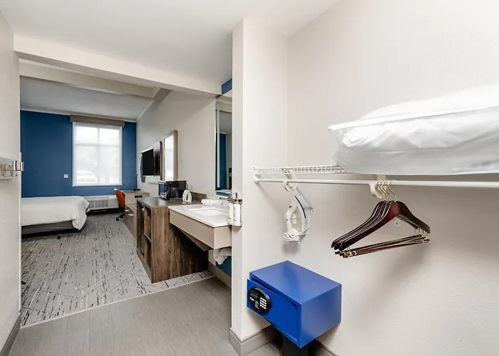 Holiday Inn Express Hotel & Suites Charleston - Northwoods By Ihg