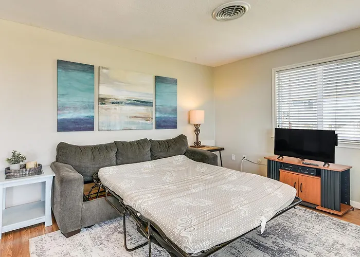 Walk To Gulf: Surfside Beach Home W/ Deck