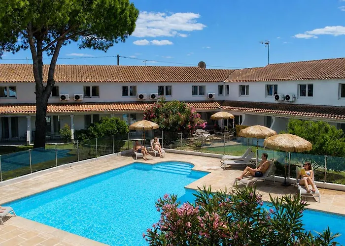 Artemia Aigues-Mortes - Hôtel avec piscine - Bornes électriques - Parking privé - Local vélo-moto