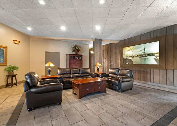 Quality Inn & Suites At Coos Bay