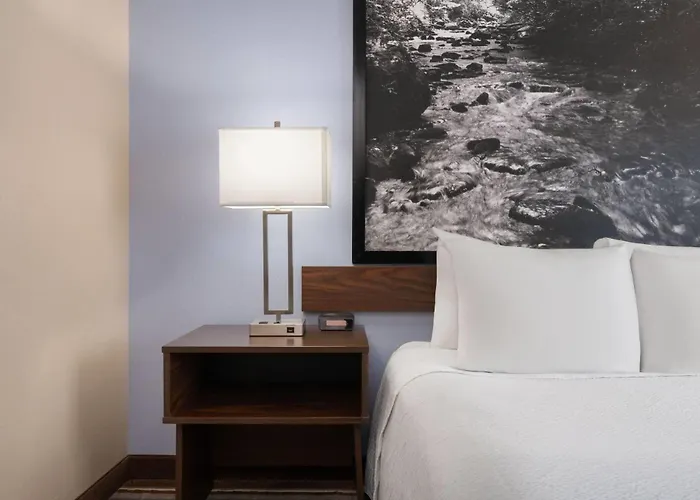 Super 8 By Wyndham Longmont/Twin Peaks