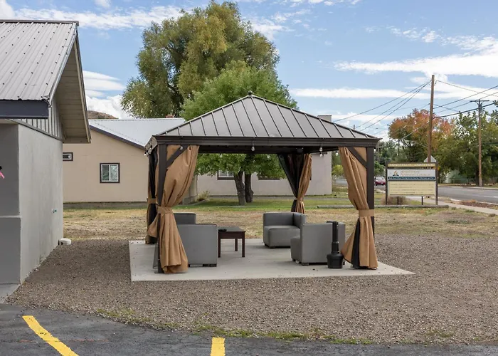 Oregon Trail Inn And Suites