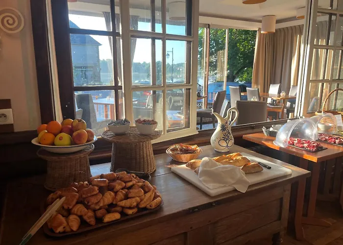 Logis Hotel Du Chateau - Combourg, Proche Saint-Malo