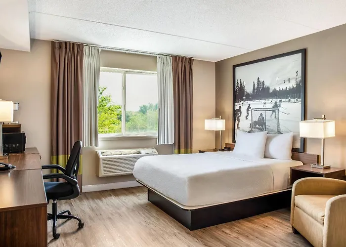 Super 8 By Wyndham Winnipeg West