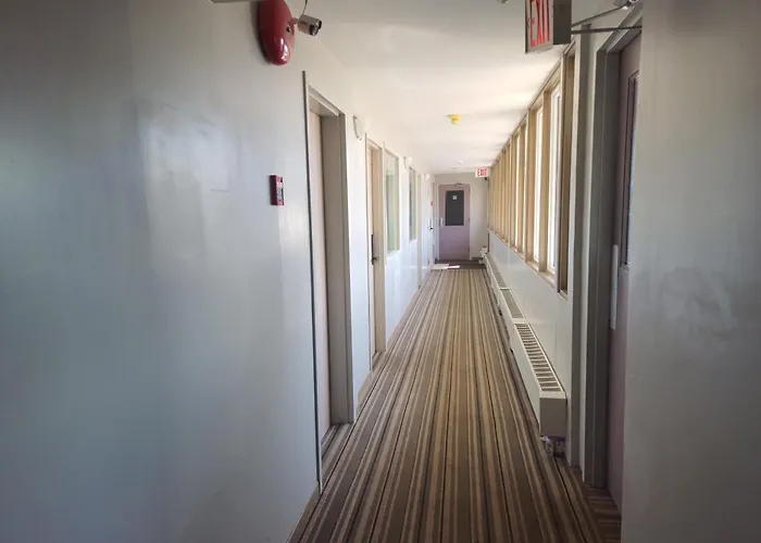 Canadiana Motel