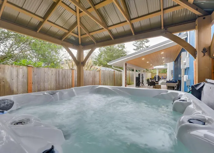 Westport Home W/ Hot Tub: 2 Blocks To Beach!