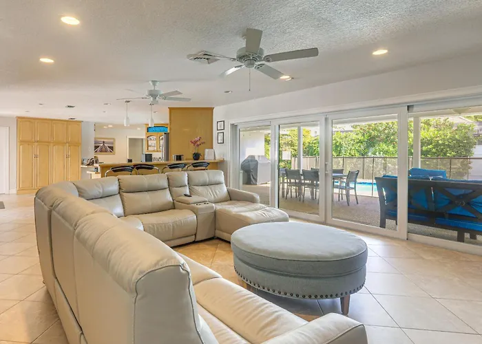 Riviera Beach Home W/ Pool - Walk To Beaches!