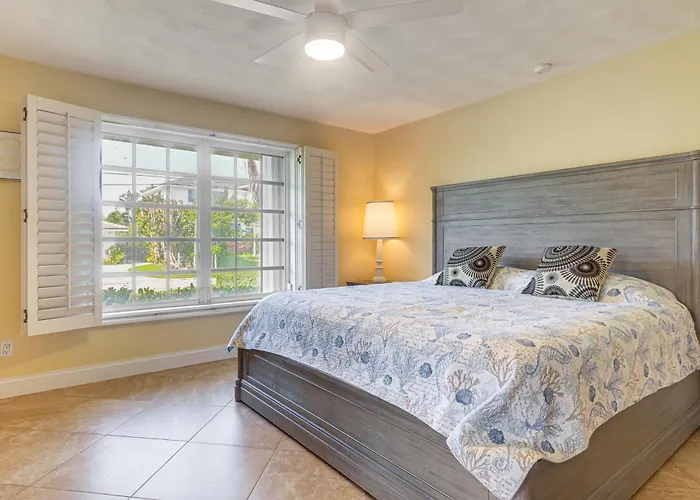 Riviera Beach Home W/ Pool - Walk To Beaches!