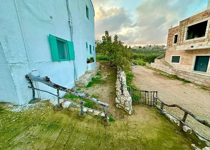 Taybeh Guest House البيت الشادي