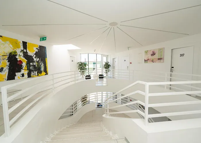 Avis Hotel