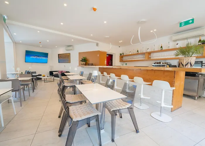 Avis Hotel