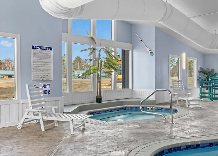 King Bed, Jacuzzi, Private Balcony By Gull Lake