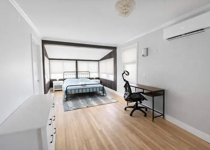 Spacious Beach House For 12 - 10-Min Walk To Beach - Family-Friendly Coastal Retreat