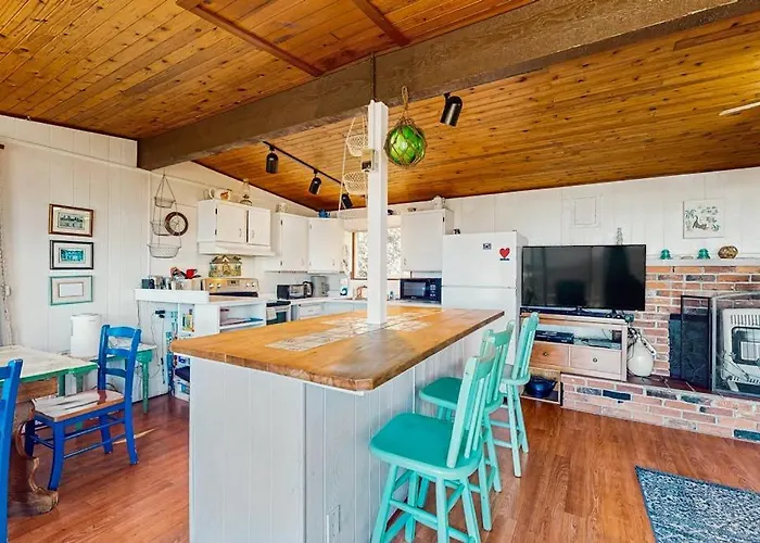 Dog-Friendly Oceanfront Cabin In The Trees With Gorgeous Views