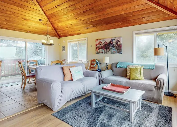 Elegant Home With Stunning Ocean Views & Dog Friendly
