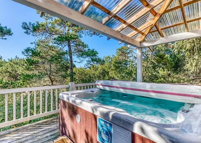 Private Hot Tub & Easy Access To The Beach - Dogs Are Welcome