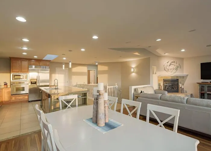 Luxe Oceanfront Home With Decks Grill Fireplace Gourmet Kitchen & Fast Wifi