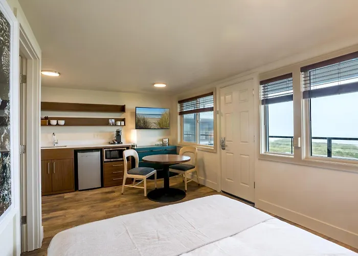 Manzanita Oceanfront Inn