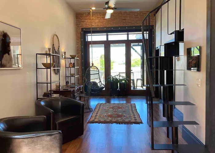 Luxe Main St Loft With Rooftop Lounge And Balcony