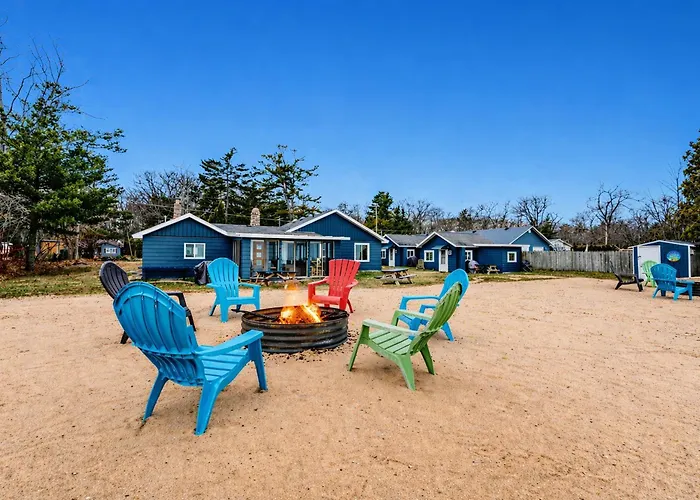 Lake Huron Getaway With Sun Porch And Beach Fun
