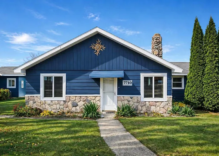 Lake Huron Getaway With Sun Porch And Beach Fun