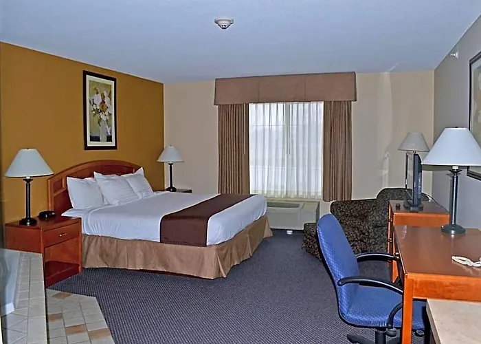 Paola Inn And Suites