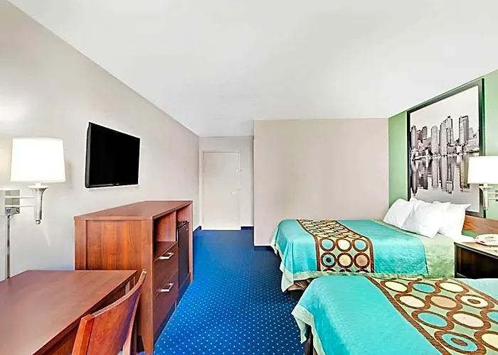 Super 8 By Wyndham Brockton