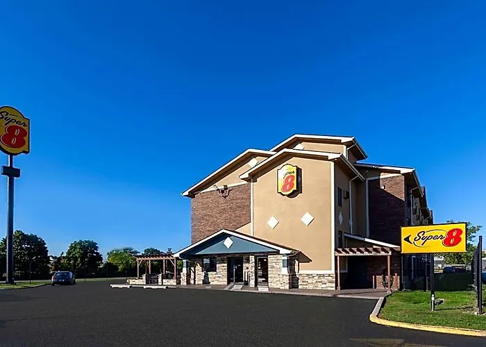 Super 8 By Wyndham Roseville/Detroit Area