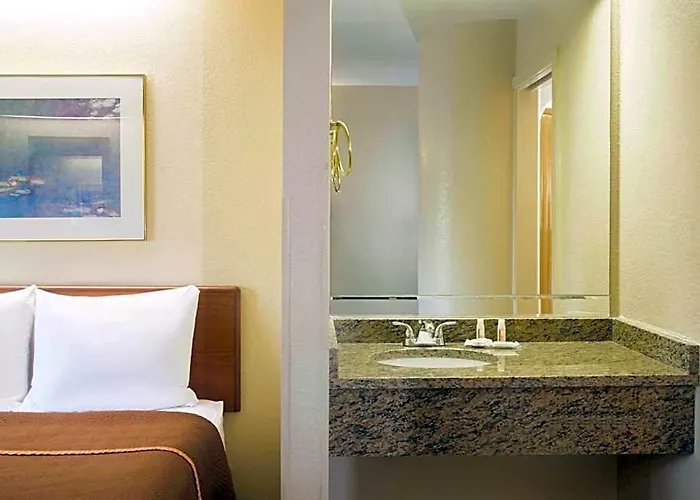 Travelodge By Wyndham Fort Myers Airport