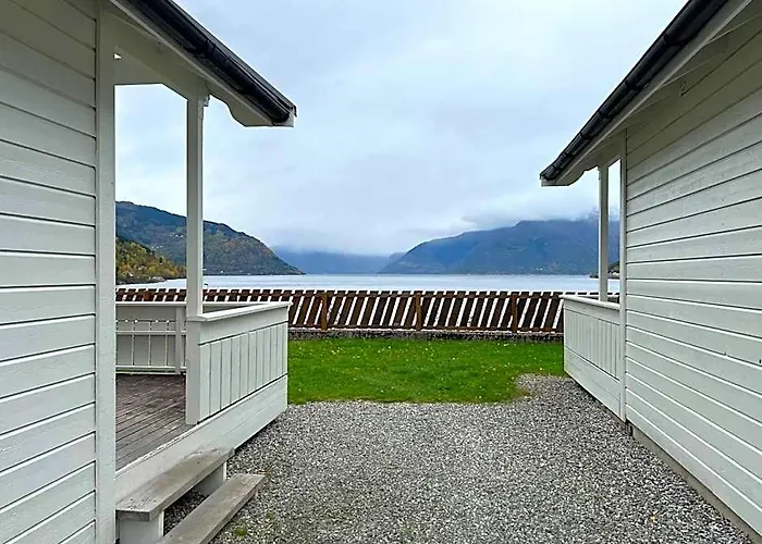 Spacious 6-Person Holiday Park Home In Kinsarvik
