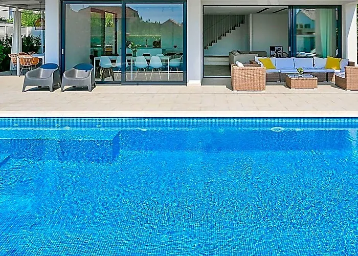 Bedroom Villa Near Split With Pool