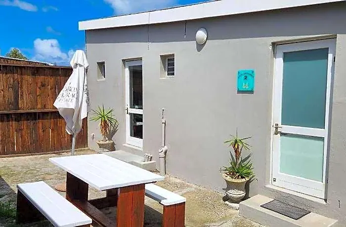25 On Main Struisbaai