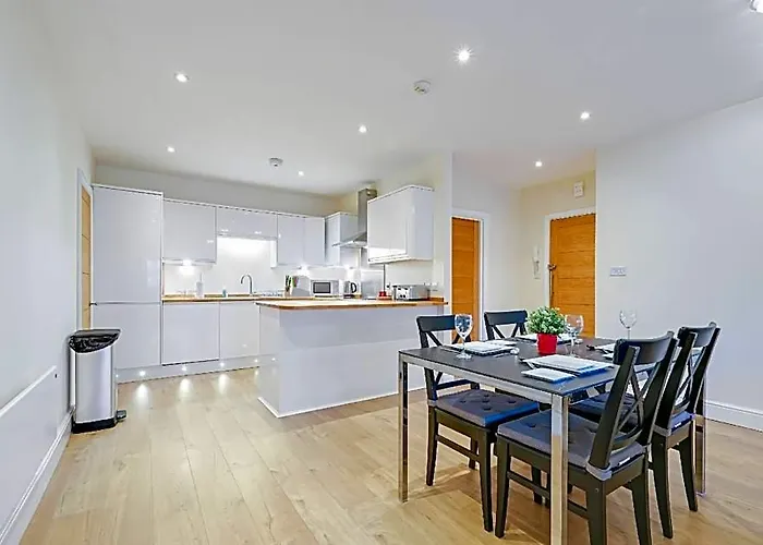 3 Bedroom Apt. 04 + Parking In Maidenhead