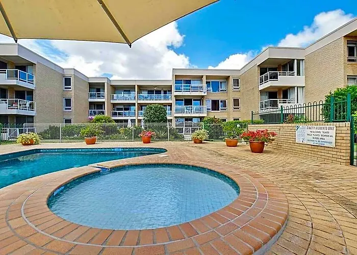 2 Bedroom Top Floor Unit - Ocean Views And Pool