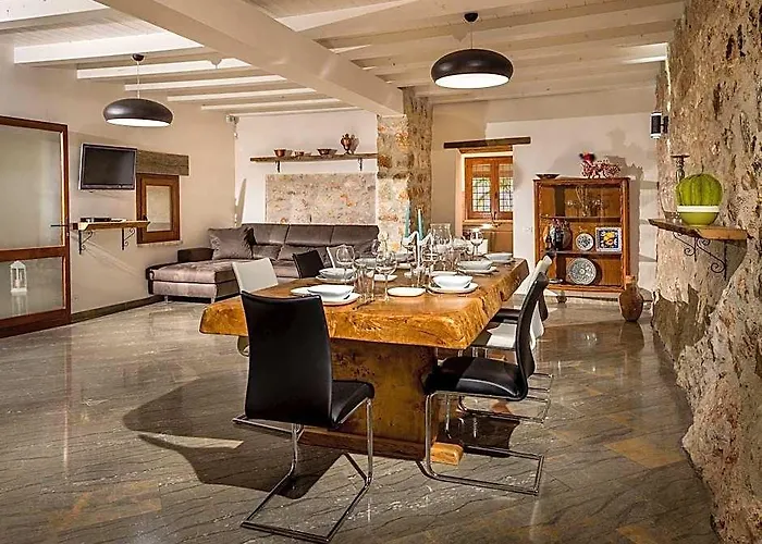 Villa In Sicily Near Guidaloca Bay