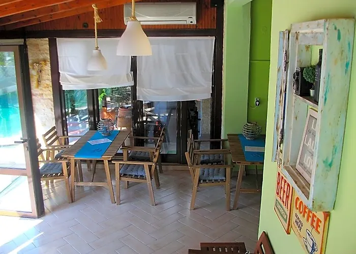 Pella House Studios & Apartments