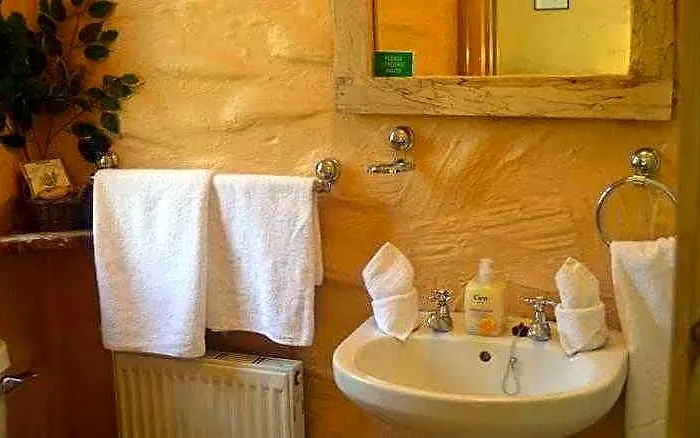 Lissyclearig Thatched Cottage