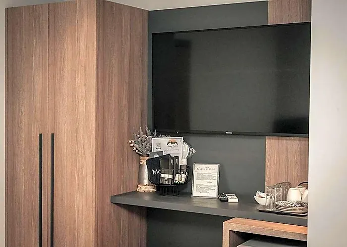 Elizabeth Queen Luxuxy Rooms