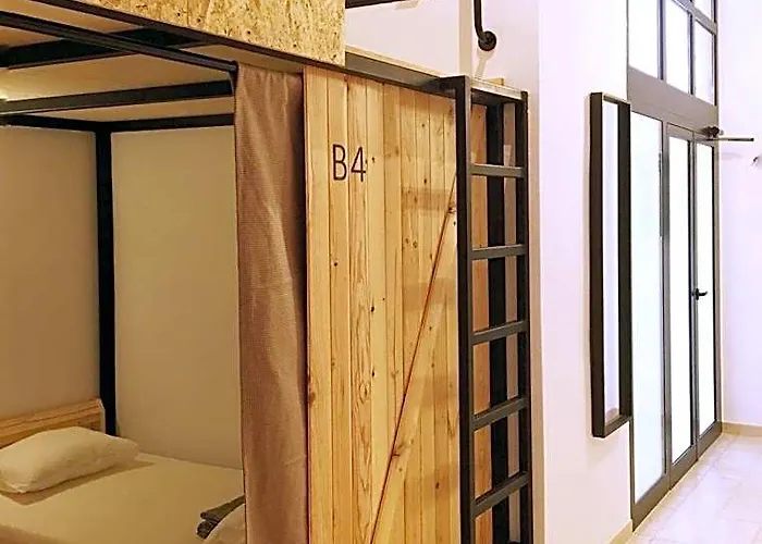 Hostel Numero Trece - Private Capsule Deds - Albergue Juvenil - Free Towels, Coffee & Tea, Remote Check-In (Adults Only)