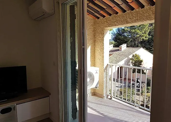 Studio Neuf Climatise Petite Vue Mer Plage A Pieds - Ted Home