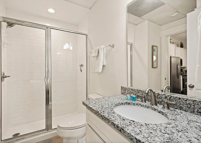 Queen Suite @ 400 Ocean Suites