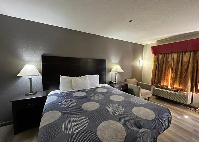Speedway Inn & Suites