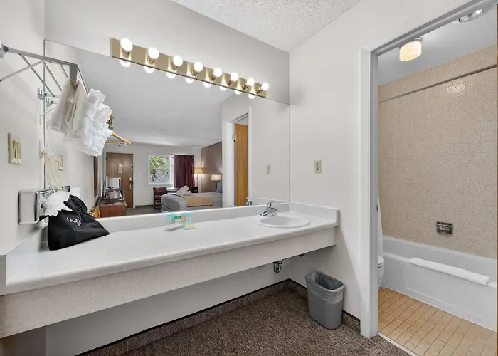 Eagle Motel Suite 224