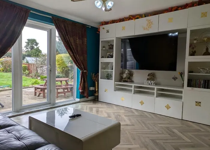Large Central House Near Heathrow Airport & London With Parking