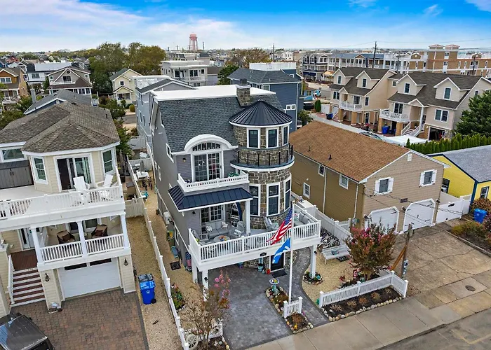 Family Home W/ 5 Decks! Fantasy Island Down Street