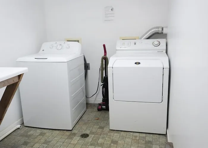 Industrial Loft, Walk To Campus