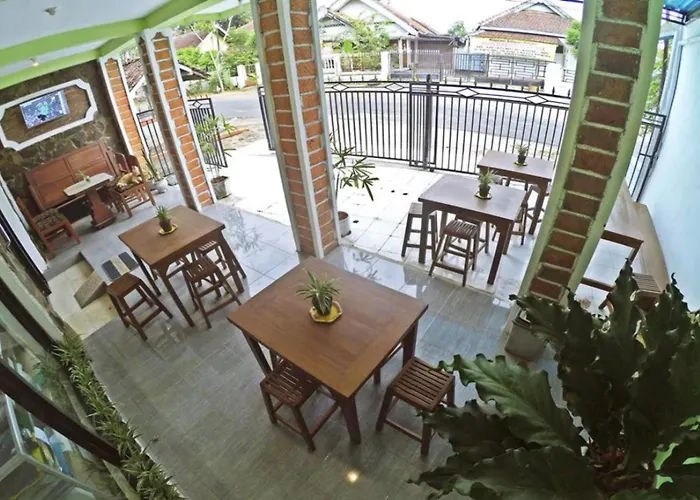 Oyo 95309 Ijen Homestay