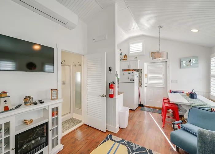 Walk To Bay Village, Beaches & More! Cozy Cottage